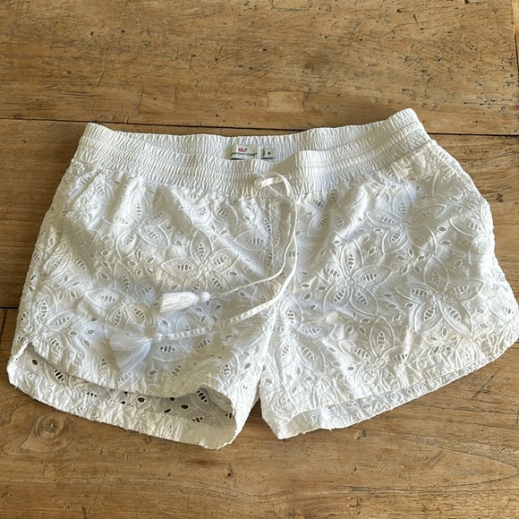 Vineyard Vines Island White Eyelet Pull-On Shorts – Size M – 100% Cotton Lined - Picture 1 of 9